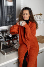 wełniany miedziany długi sweter damski